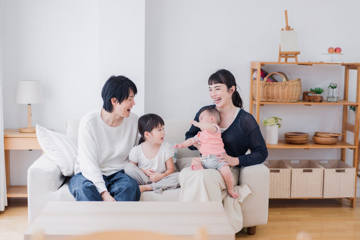 ソファでくつろぐ家族